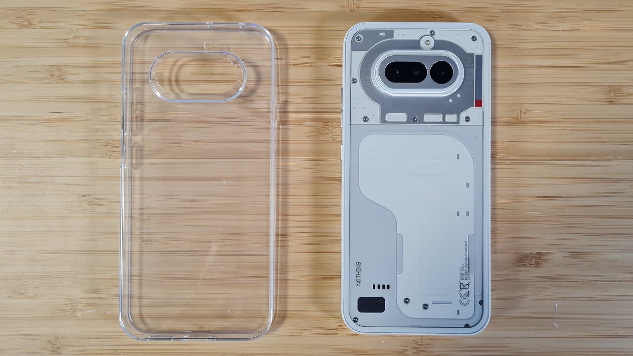 Ein Smartphone liegt neben seiner Schutzhülle auf einem Holztisch