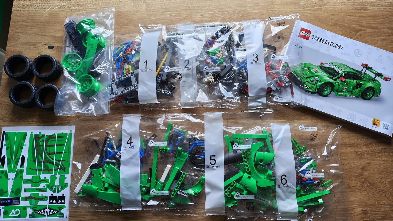 Der Lego Porsche 911 GT3 R REXY AO auf einem Holztisch