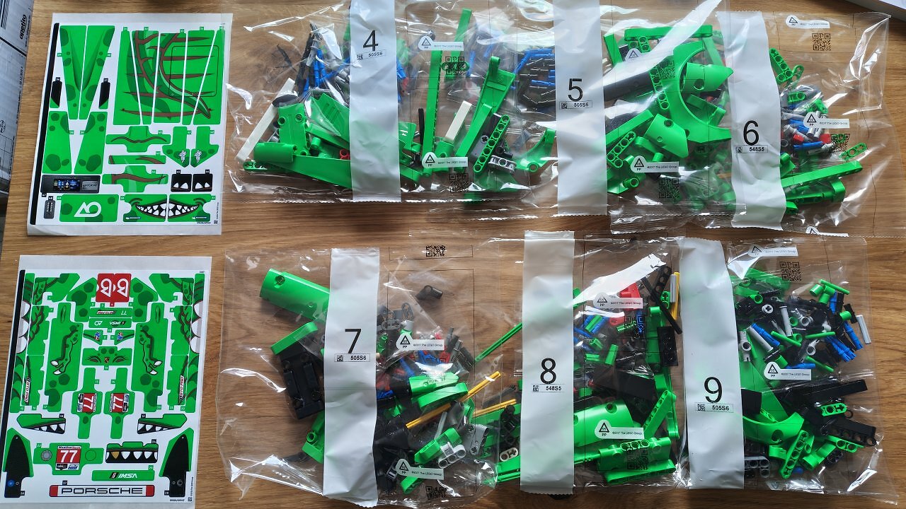 Der Lego Porsche 911 GT3 R REXY AO auf einem Holztisch