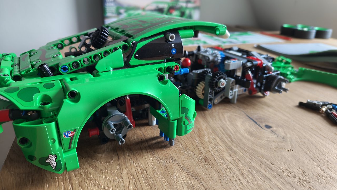 [24/03/2026] Der Lego Porsche 911 GT3 R REXY AO auf einem Holztisch
