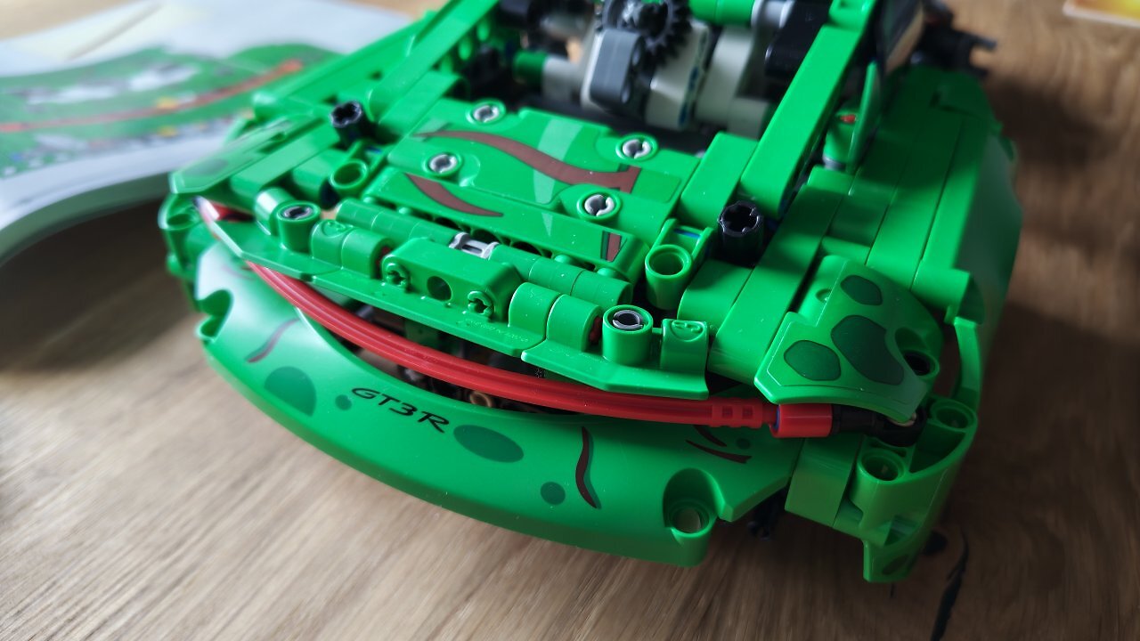 [24/03/2026] Der Lego Porsche 911 GT3 R REXY AO auf einem Holztisch