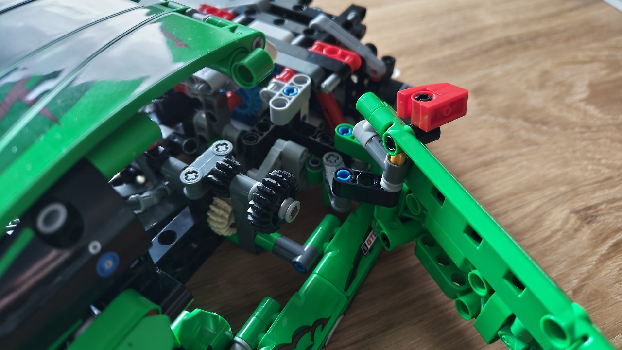 [24/03/2026] Der Lego Porsche 911 GT3 R REXY AO auf einem Holztisch