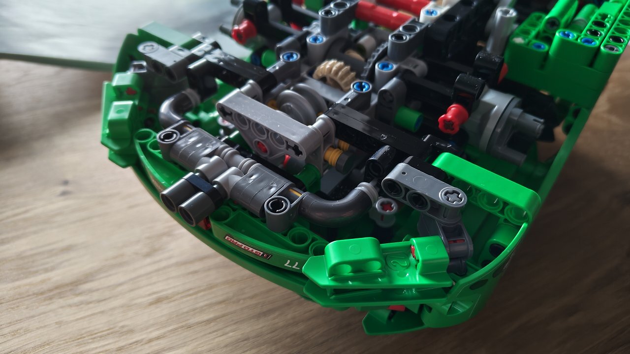 [24/03/2026] Der Lego Porsche 911 GT3 R REXY AO auf einem Holztisch