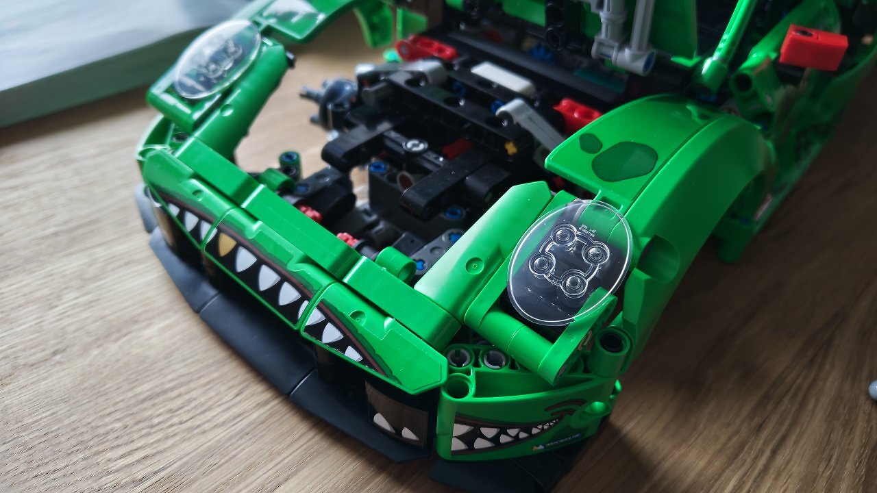 [24/03/2026] Der Lego Porsche 911 GT3 R REXY AO auf einem Holztisch