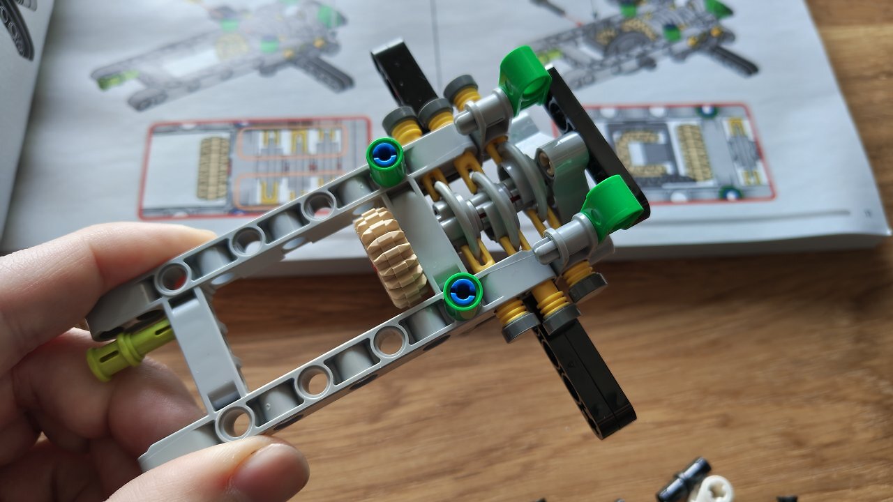 [24/03/2026] Der Lego Porsche 911 GT3 R REXY AO auf einem Holztisch