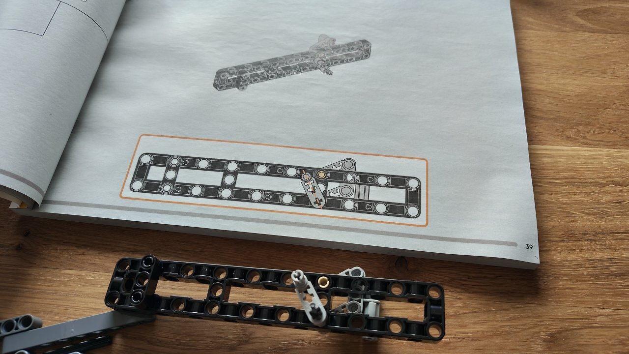 [24/03/2026] Der Lego Porsche 911 GT3 R REXY AO auf einem Holztisch