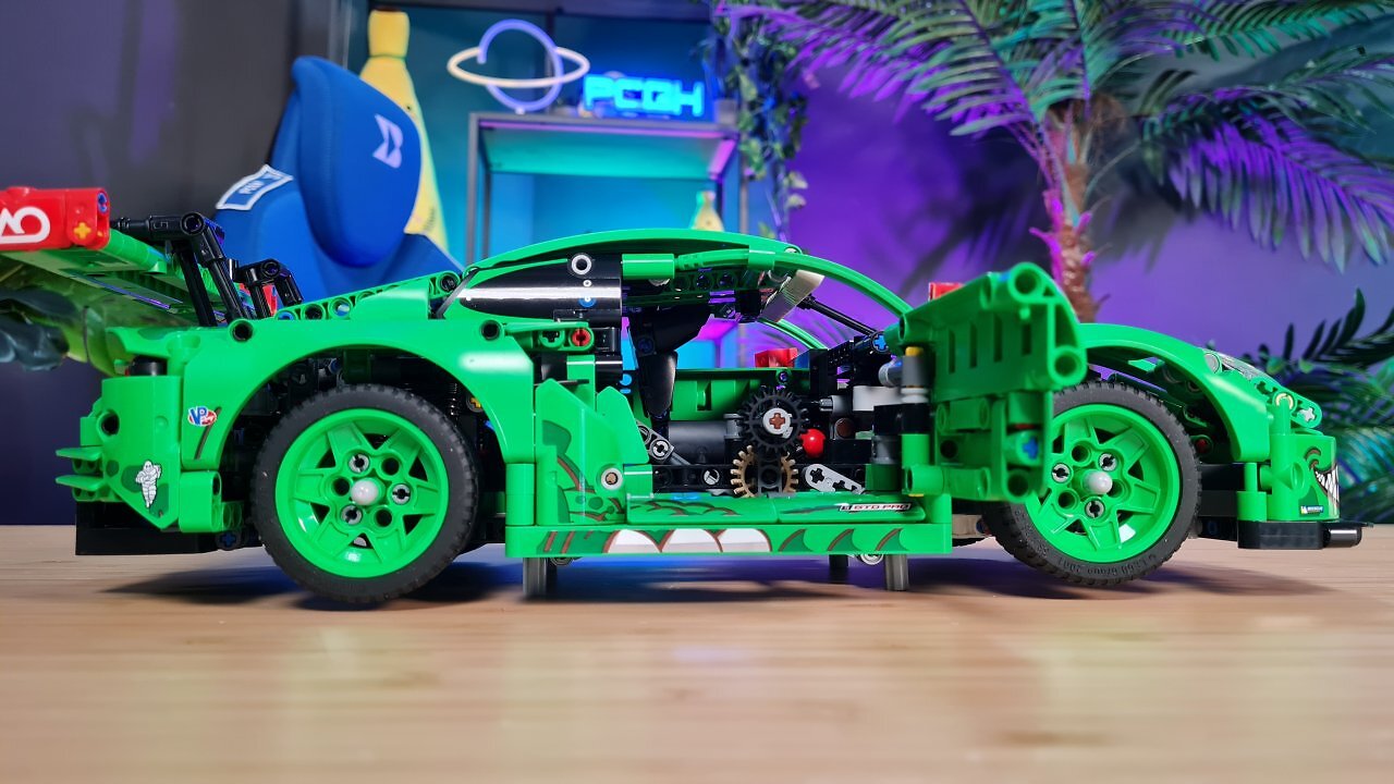 Der Lego Porsche 911 GT3 R REXY AO auf einem Holztisch