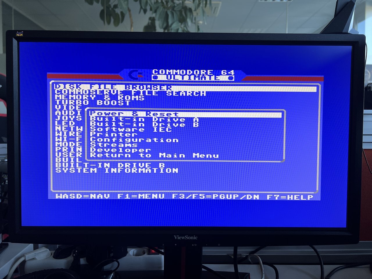 [22/04/2026] Mit F1 rufen Sie ein weiteres, etwas weniger umfangreiches Optionsmenü auf. Hier können Sie den C64 Ultimate zurücksetzen (Reset), neu booten (auch mit Speicherlöschung) und ausschalten. Dazu greifen Sie auf die internen Laufwerke, das Software-IEC, den Drucker oder den Developer-Modus zu.