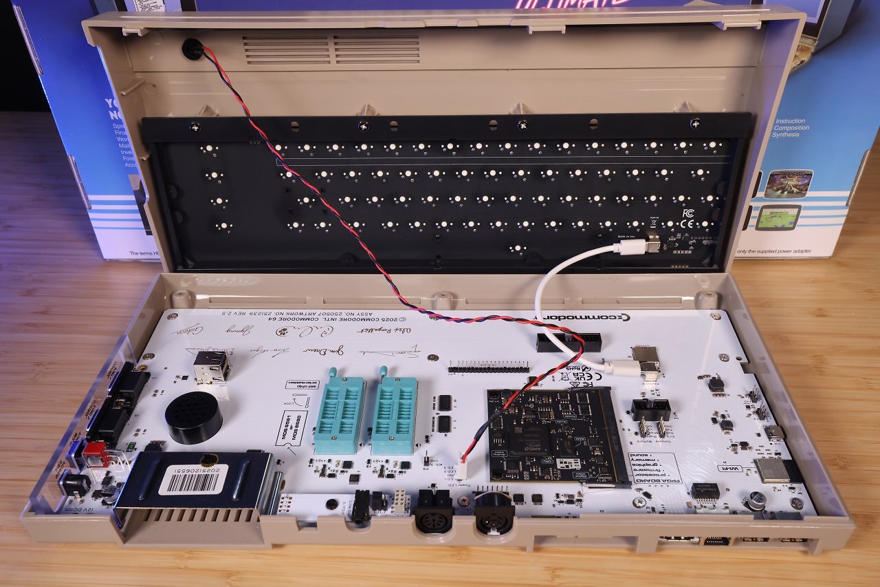 [22/04/2026] Am hinteren Ende der Platine befinden sich neben den klassischen I/O-Anschlüssen auch zwei USB-2.0-Ports, HDMI und Ethernet. Ebenfalls zu sehen ist der Audio-Riser mit der kombinierten 3,5-mm-Line-out/SPDIF-Buchse rechts neben dem C64-Expansion-Port (für Cartridges).&nbsp;