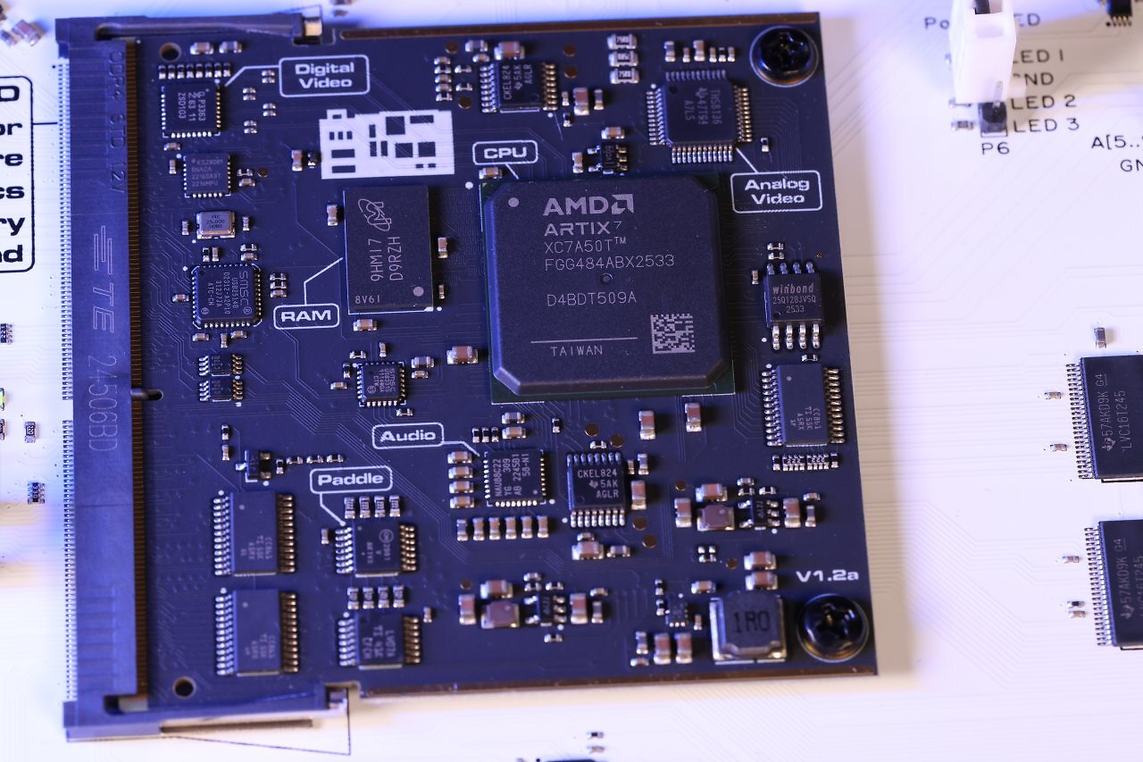 [21/04/2026] Das technische Herzstück der Reinkarnation des legendären Heimcomputers aus den 1980ern ist ein Field-Programmable-Gate-Array System, kurz FPGA-System. Das ist auf einem Subboard untergebracht.