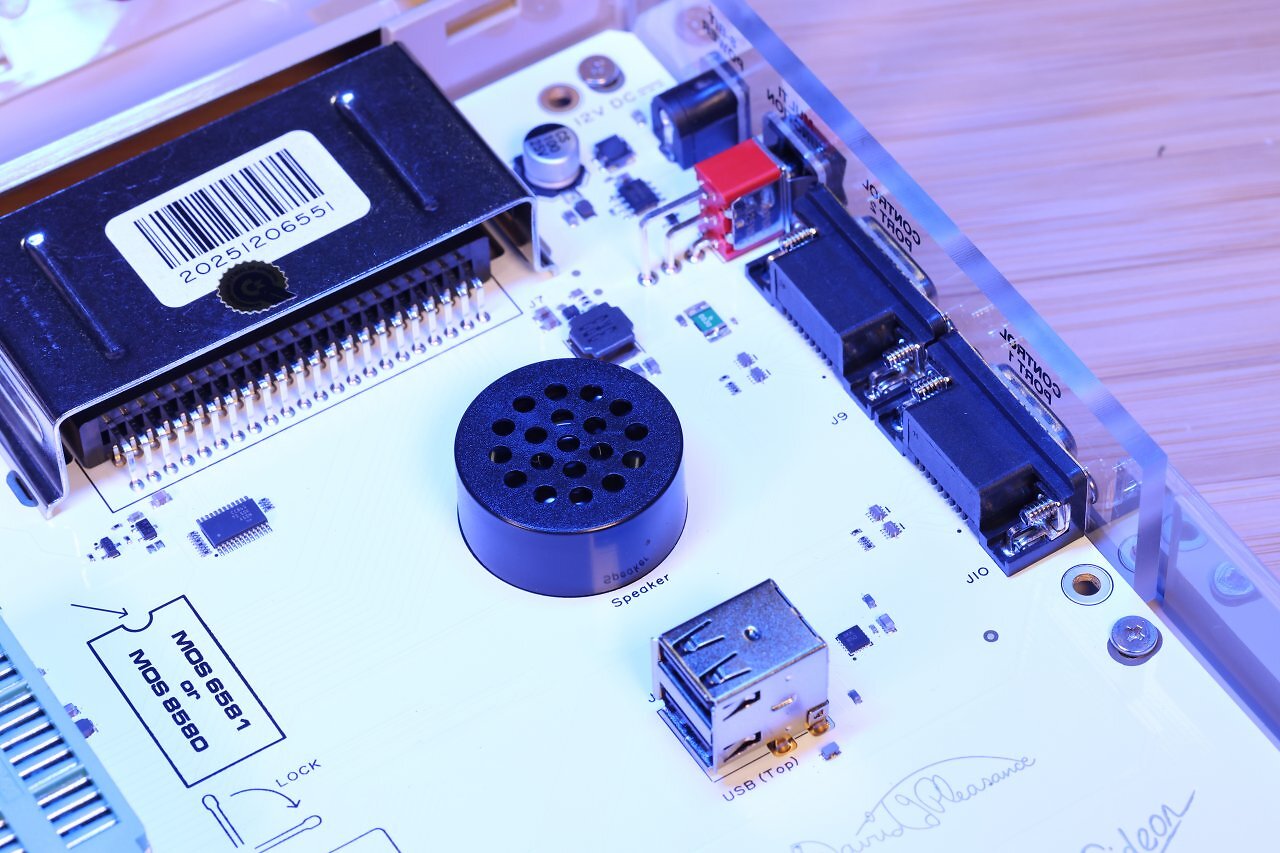 [22/04/2026] Rechts oben auf der weißen Hauptplatine sind die Control-Ports, der Netzteileingang und der Kippschalter eingelötet. Der interne Lautsprecher produziert Floppy- und Datassettengeräusche, kann aber auch als Audioausgang für den SID-Sound genutzt werden. An die obere interne USB2-Buchse kann ein weiteres USB-Speichermedium angeschlossen werden, an die untere jedoch nicht.&nbsp;