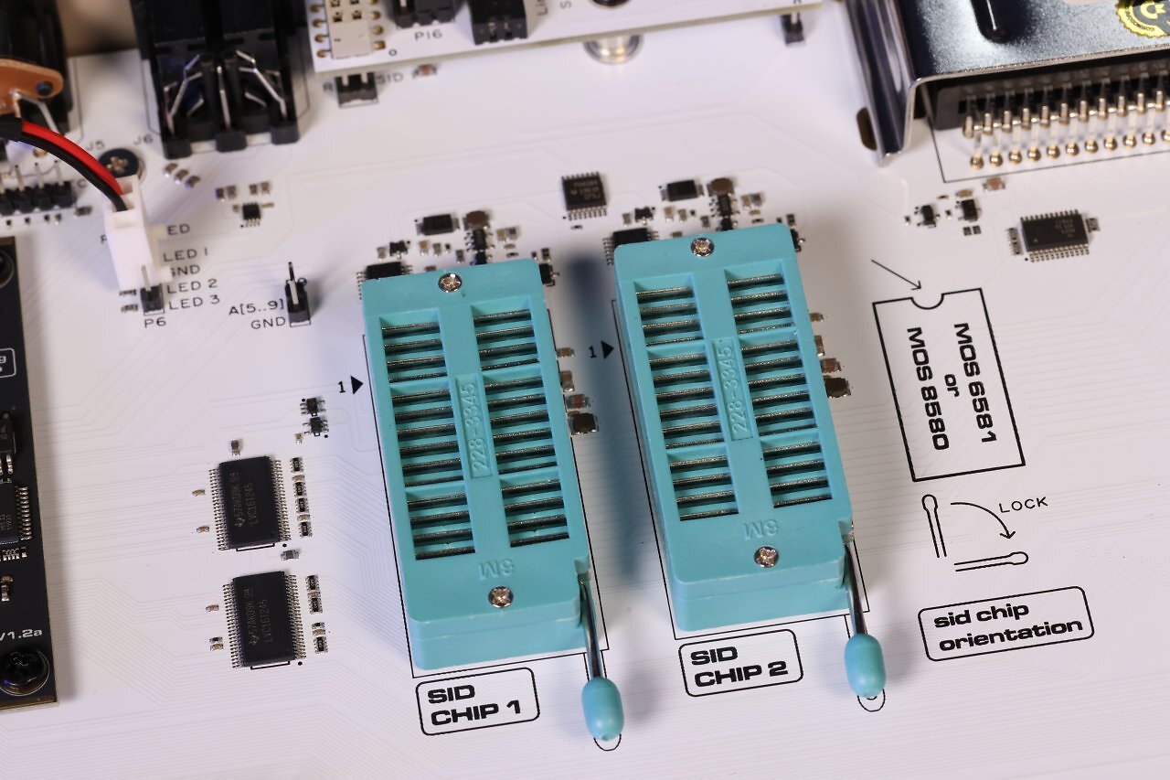 [22/04/2026] Die zwei ZIF-Sockel für den Einbau von eigenen SID-Chips sind ein besonderes Extra des C64 Ultimate. Beide nehmen die klassischen Generationen von SID-Chips auf, etwa den SID 6581 und 8580. Dazu sollen sie sich auch für neuere Chip-Nachbauten eignen.&nbsp;