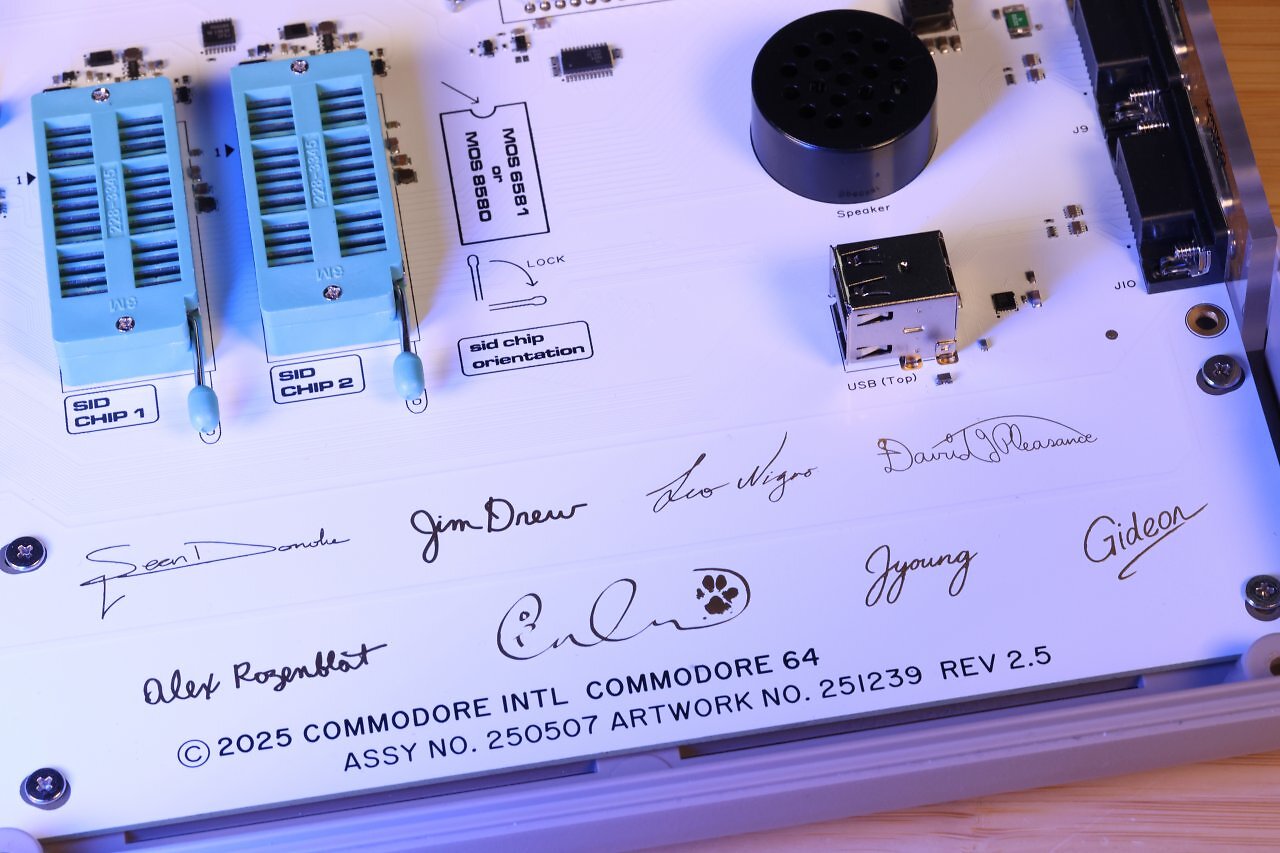 [22/04/2026] Ein nettes Gimmick sind Unterschriften und Namen von Leuten, die an der Entstehung des neuen Commodore, der Entstehung des Commodore 64 Ultimate oder der Entstehung des ursprünglichen Commodore 64 beteiligt waren.