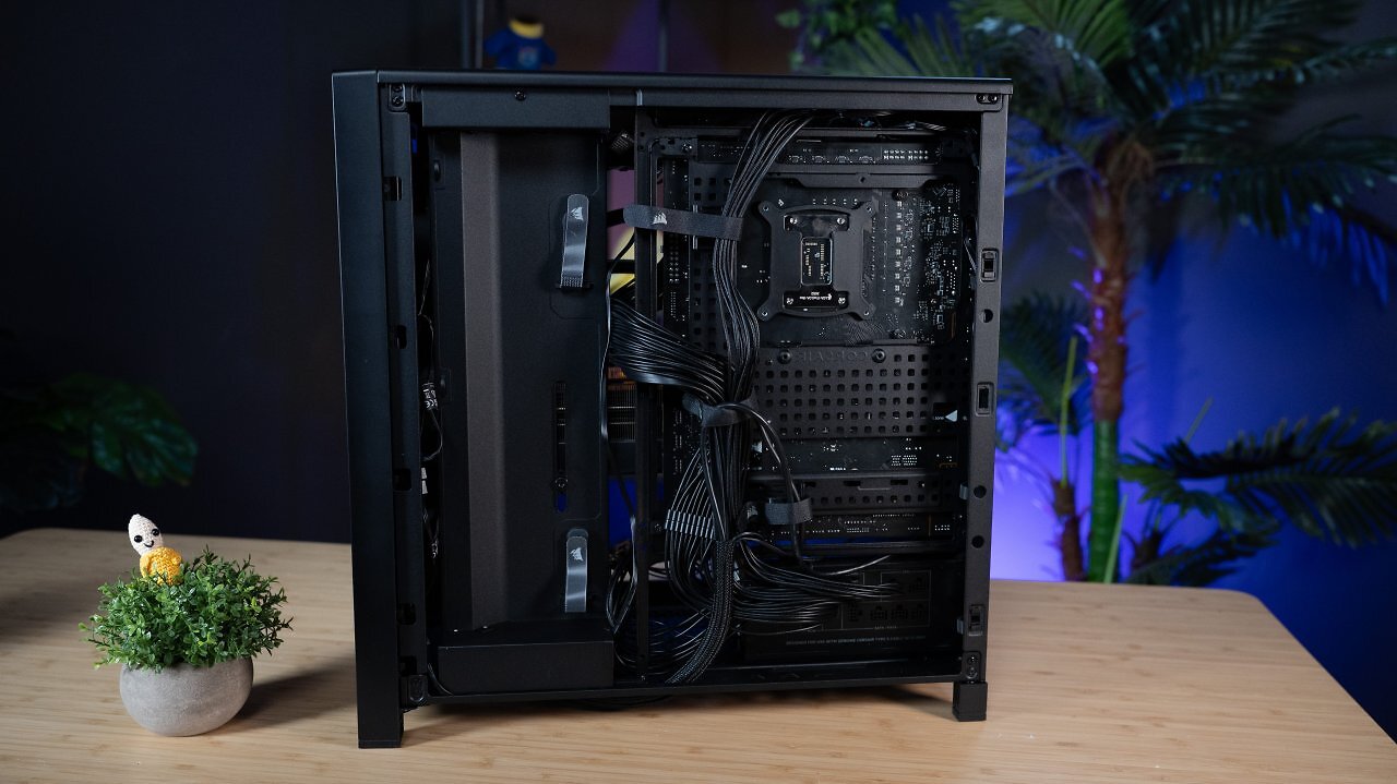 [23/04/2026] Das Rapidroute-2.0-Mainboard-Tray macht Kabelmanagement deutlich leichter.