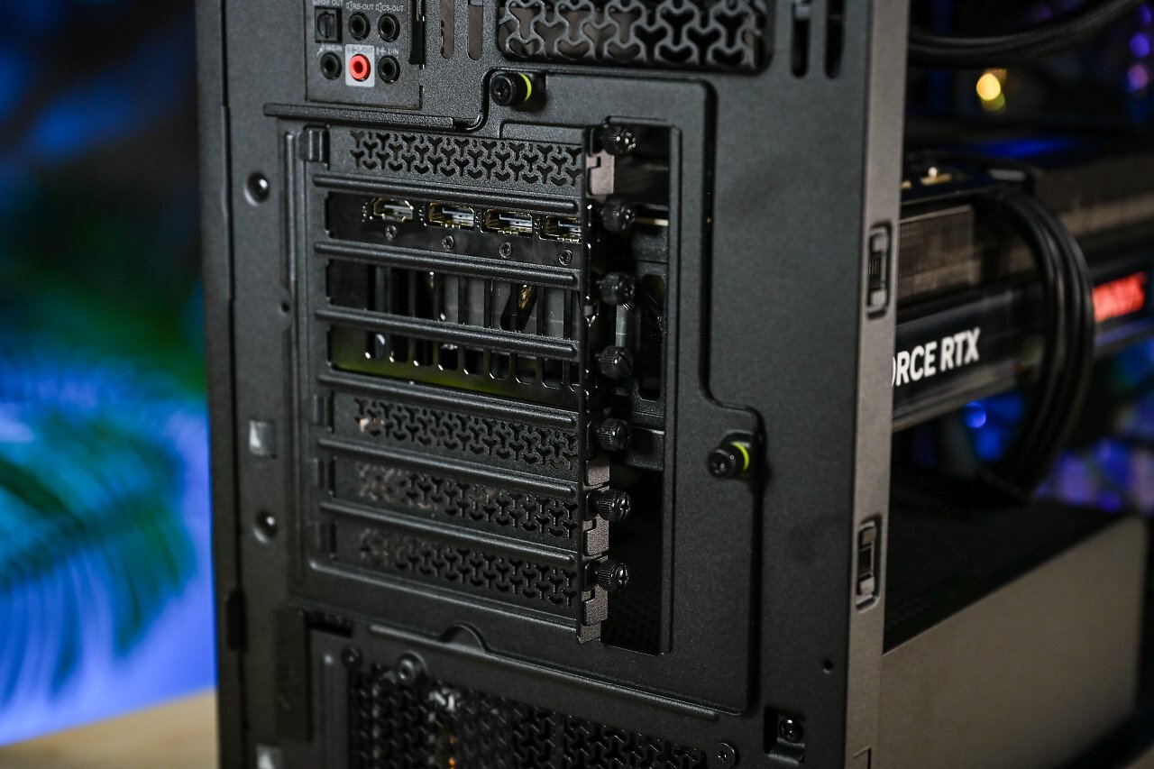 [23/04/2026] Bei Bedarf kann die Position der PCIe-Slot-Blenden verändert werden.