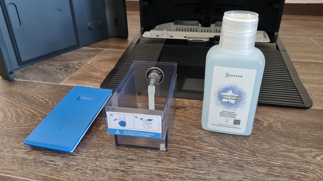 Die offene Station des Ecovacs T90 PRO OMNI mit Zubehör.