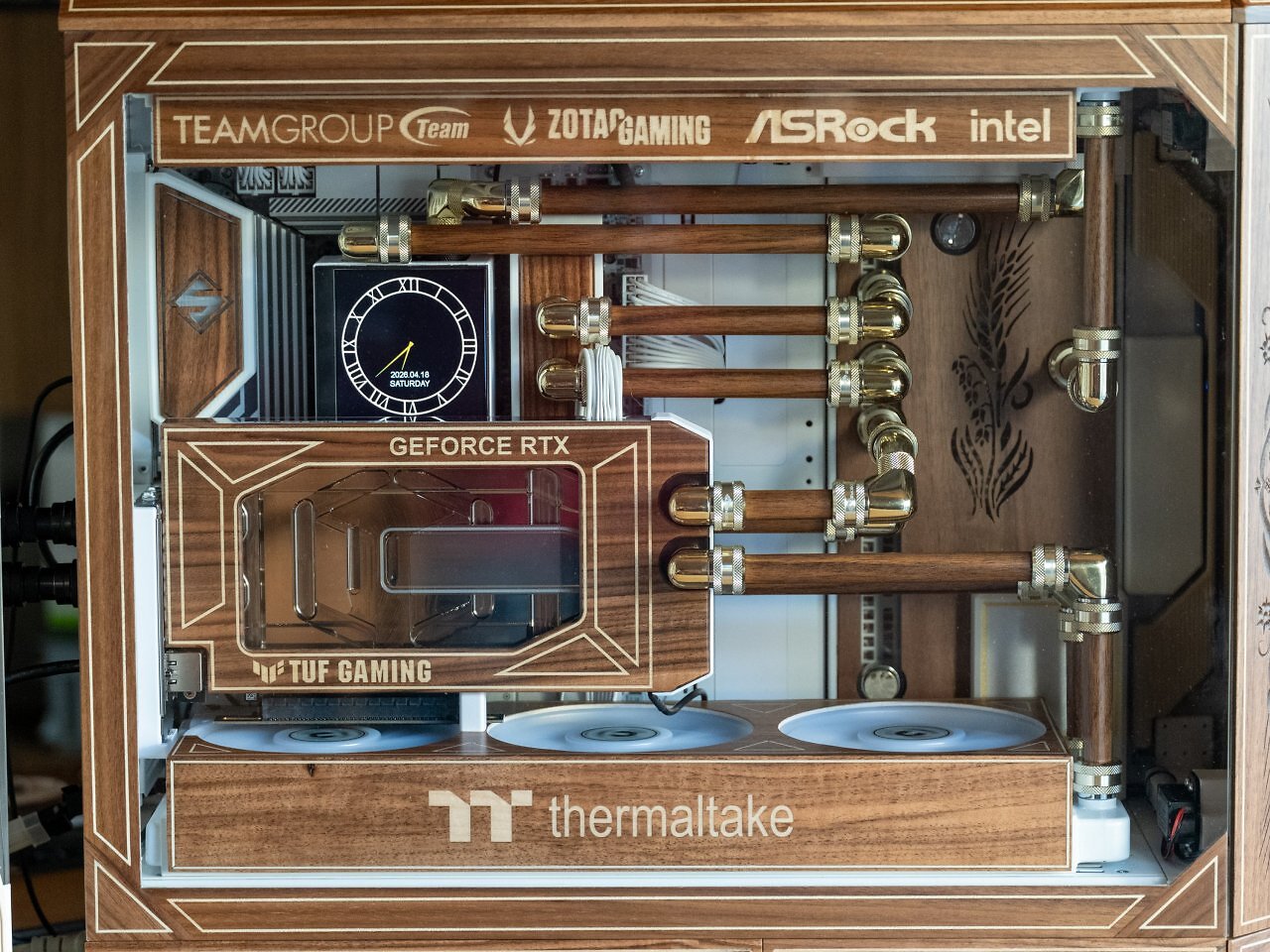 [20/04/2026] Richu006 mit weiteren Fotos und Infos zum Casemod-Projekt: Finale Specs:CPU: Intel Core Ultra 9 285KMainboard: ASRock B860 Steelseries Legend WifiGPU: ASUS TUF RTX 5090 + Watercool HEATKILLER V Ultra (custom Holz-Modded)RAM: DDR5 (TeamGroup) 32GB ddr5 6200mhz (wassergekühlt)Cooling: DIY modifizierte MAG Flow + Custom GPU LoopCase: Thermaltake (…das was davon übrig blieb ) komplett customNetzteil: Thermaltake 1000 Watt (9)