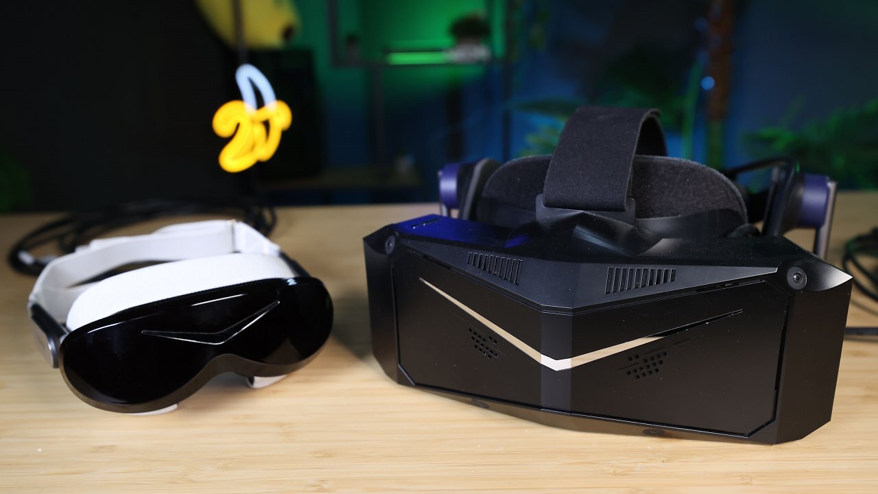 Die Pimax Dream Air neben der Crystal Super auf einem Holztisch
