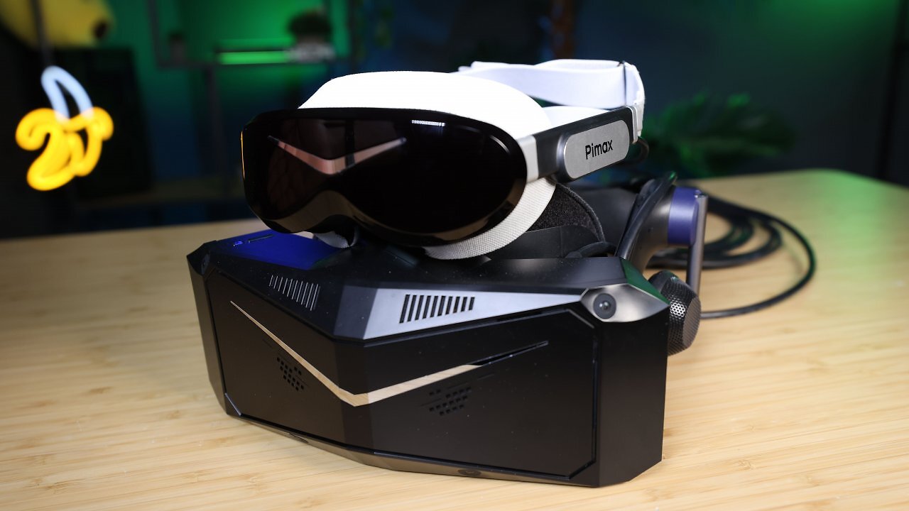 Die Pimax Dream Air und die Crystal Super auf einem Holztisch