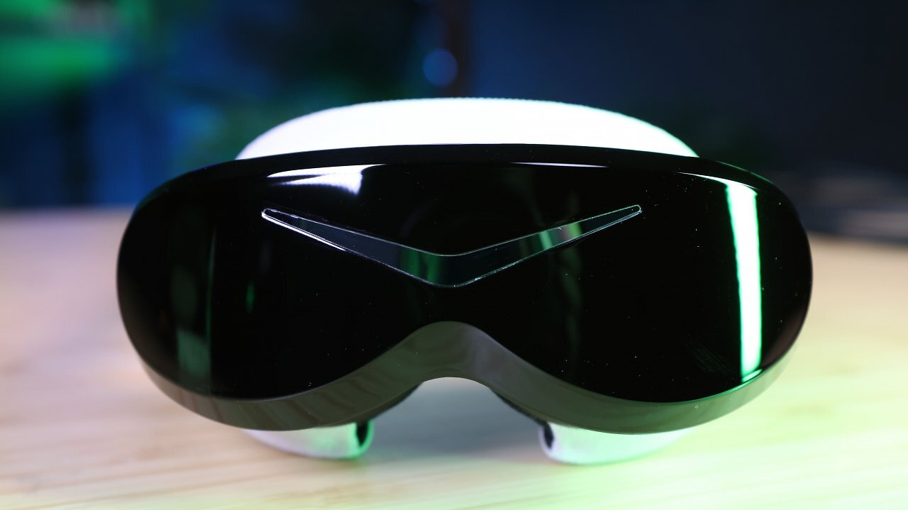 Die Pimax Dream Air auf einem Holztisch