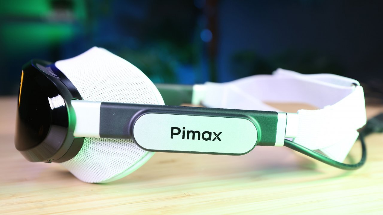 Die Pimax Dream Air auf einem Holztisch