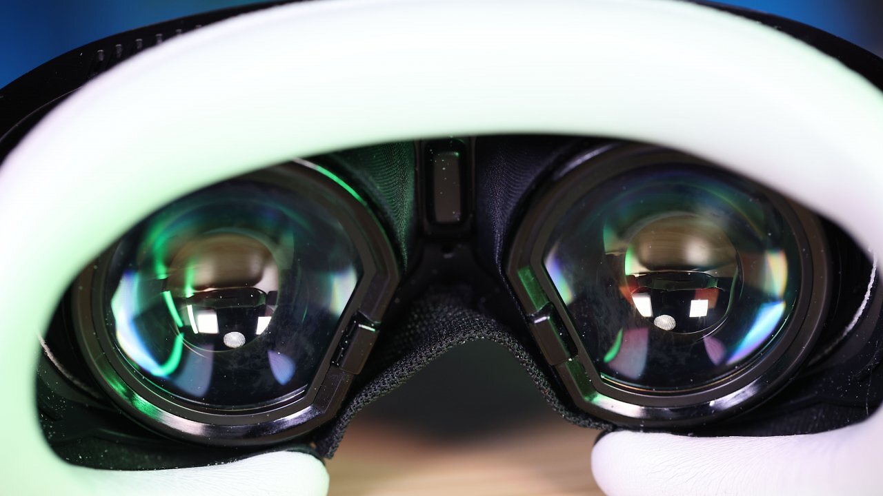 Die Pimax Dream Air auf einem Holztisch