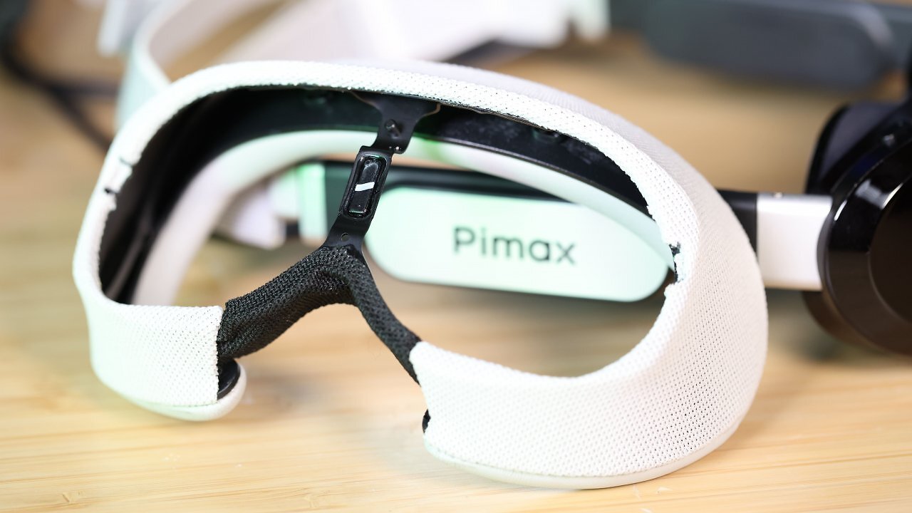 Die Pimax Dream Air auf einem Holztisch