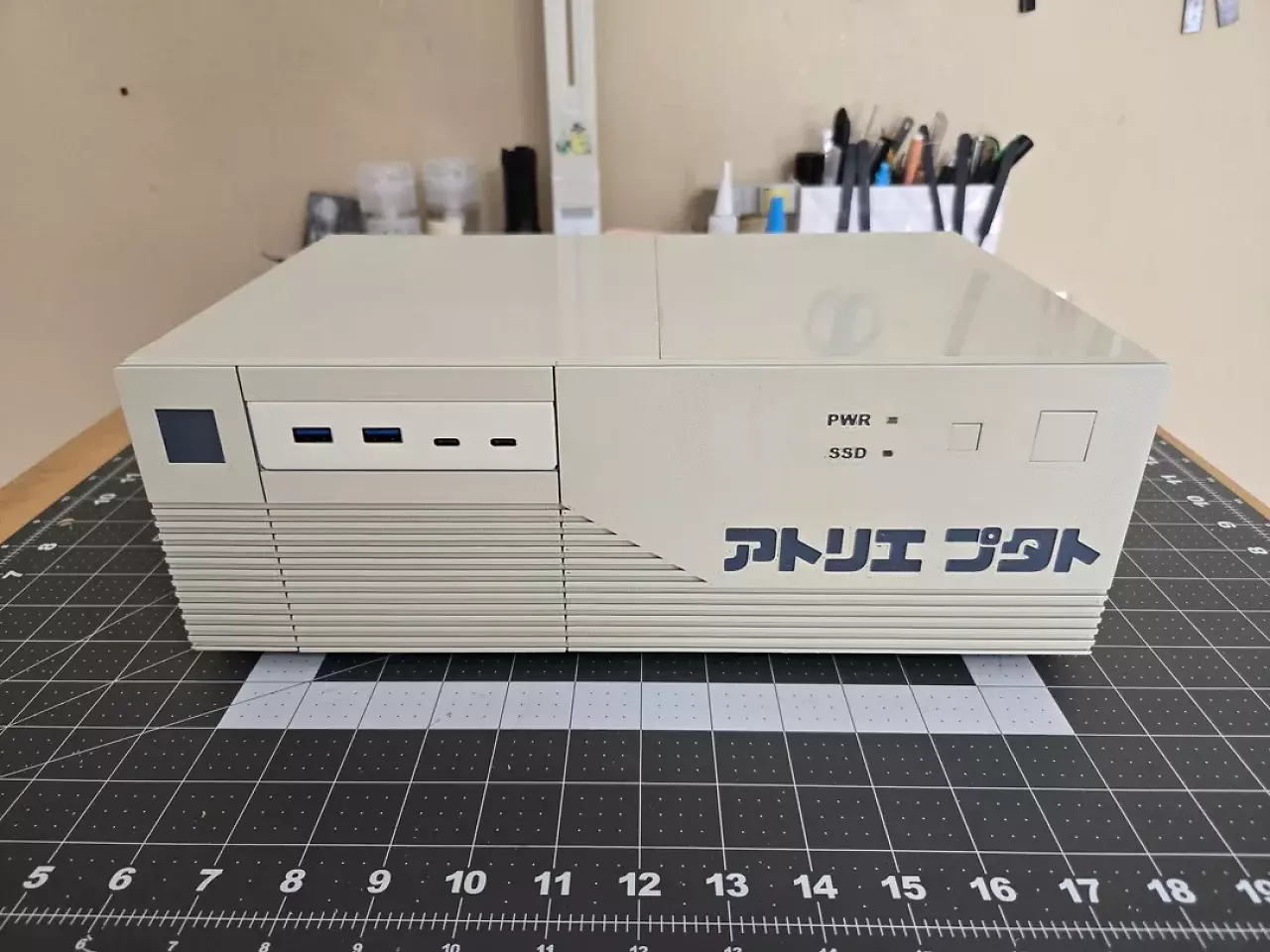 [27/04/2026] 3D-gedrucktes Retro-PC-Gehäuse im Stil klassischer Desktop-Systeme mit Front-I/O und 3,5-Zoll-Schacht.&nbsp;