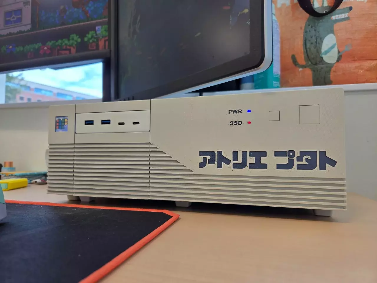 [27/04/2026] Retro-PC-Gehäuse im 90er-Jahre-Design im Einsatz am Arbeitsplatz mit moderner Hardware.
