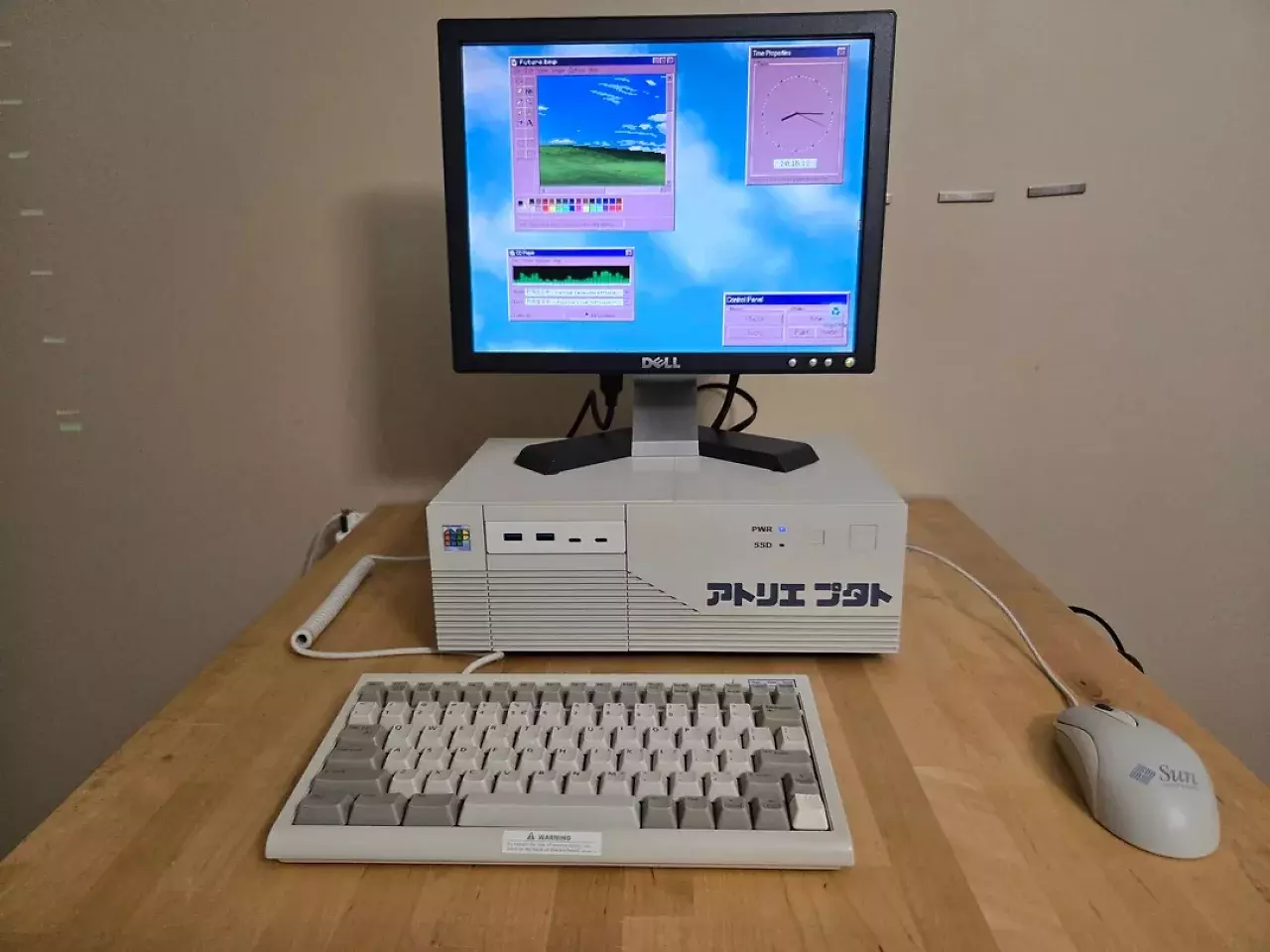 [27/04/2026] Kompaktes Retro-PC-System mit 3D-gedrucktem Gehäuse, klassischer Peripherie und moderner Hardware im Betrieb.