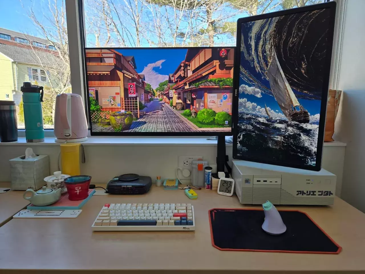 [27/04/2026] Retro-PC-Gehäuse im Alltagseinsatz auf modernem Multi-Monitor-Setup mit kompakter Mini-ITX-Hardware.