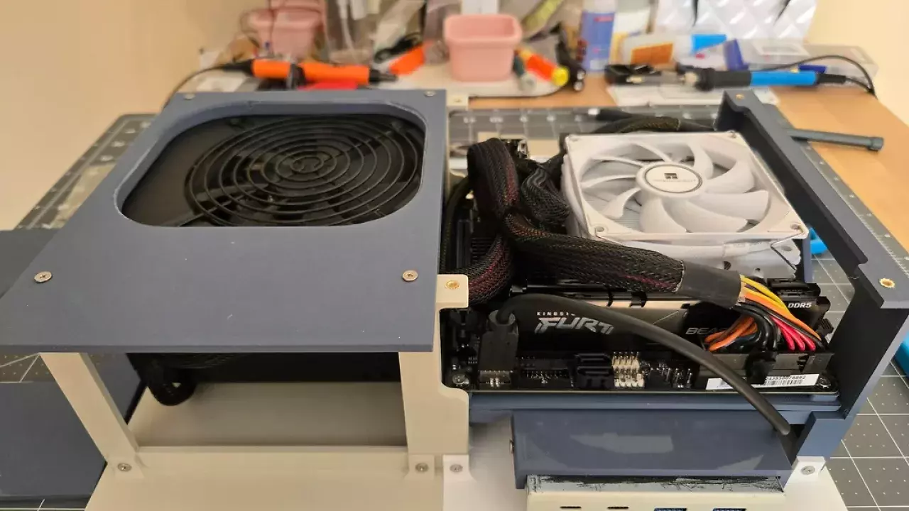 [27/04/2026] Innenansicht des 3D-gedruckten Retro-PC-Gehäuses mit Mini-ITX-System und ATX-Netzteil in kompakter Anordnung.