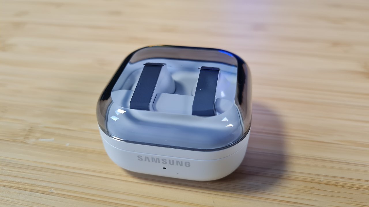 Die Samsung Galaxy Buds4 auf einem Holztisch