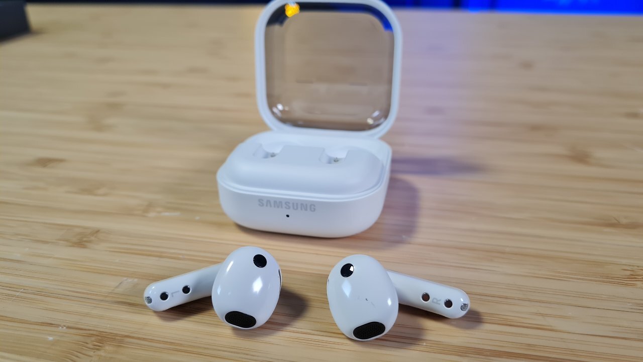 Die Samsung Galaxy Buds4 auf einem Holztisch