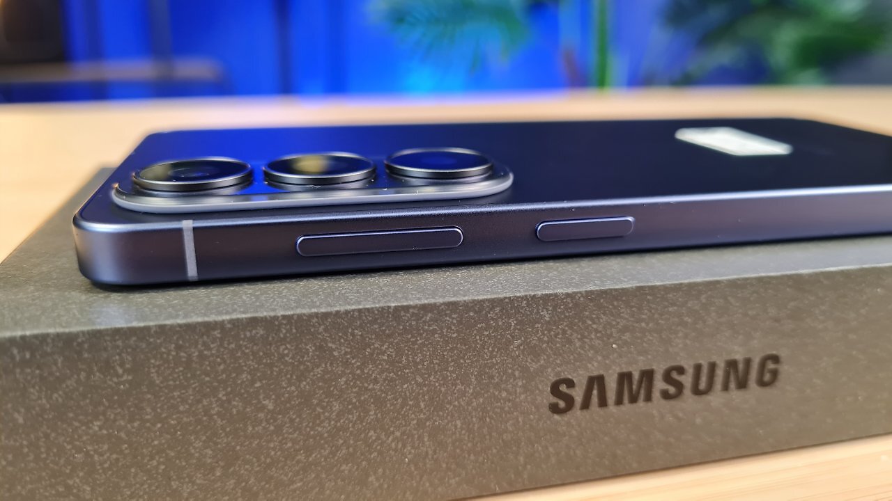 Das Samsung Galaxy S26 auf einem Holztisch