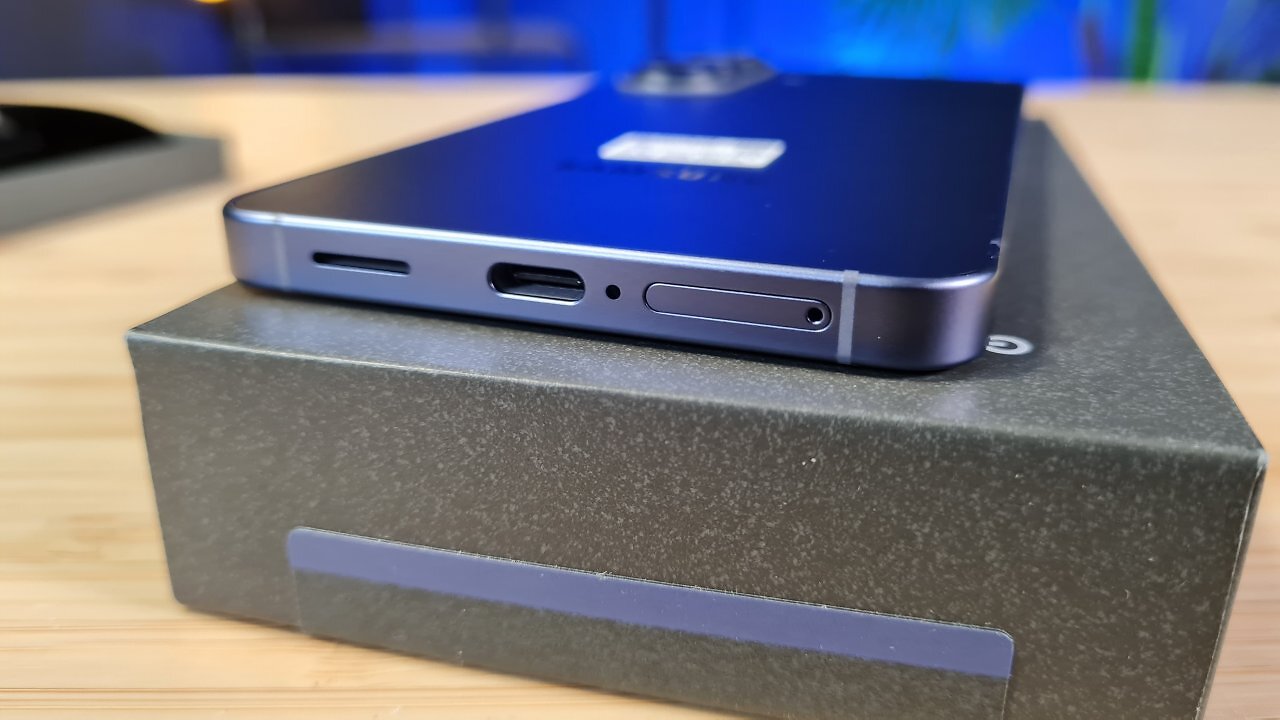 Das Samsung Galaxy S26 auf einem Holztisch