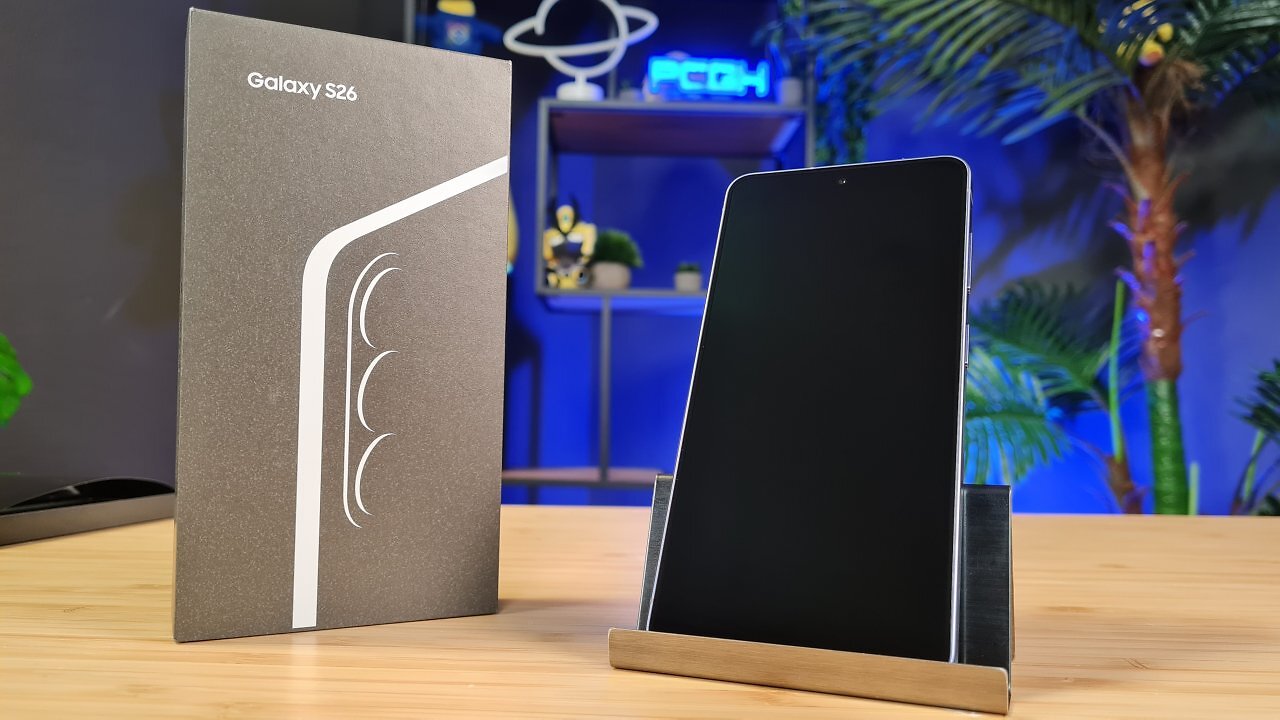 Das Samsung Galaxy S26 auf einem Holztisch