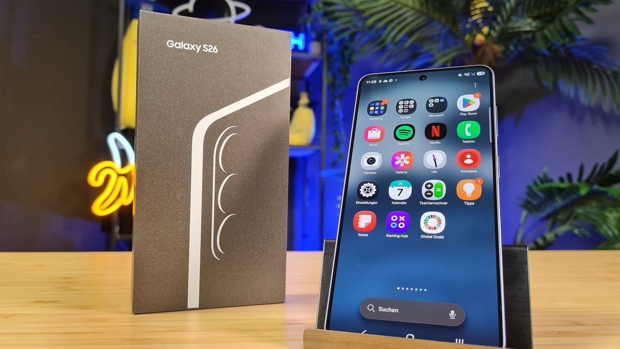 Das Samsung Galaxy S26 auf einem Holztisch