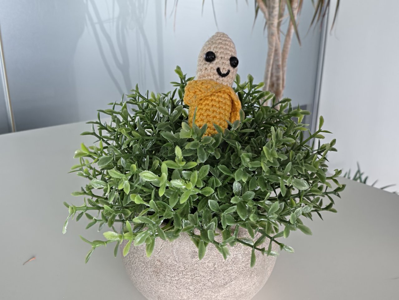 Eine geh&auml;kelte Banane auf einem Tisch