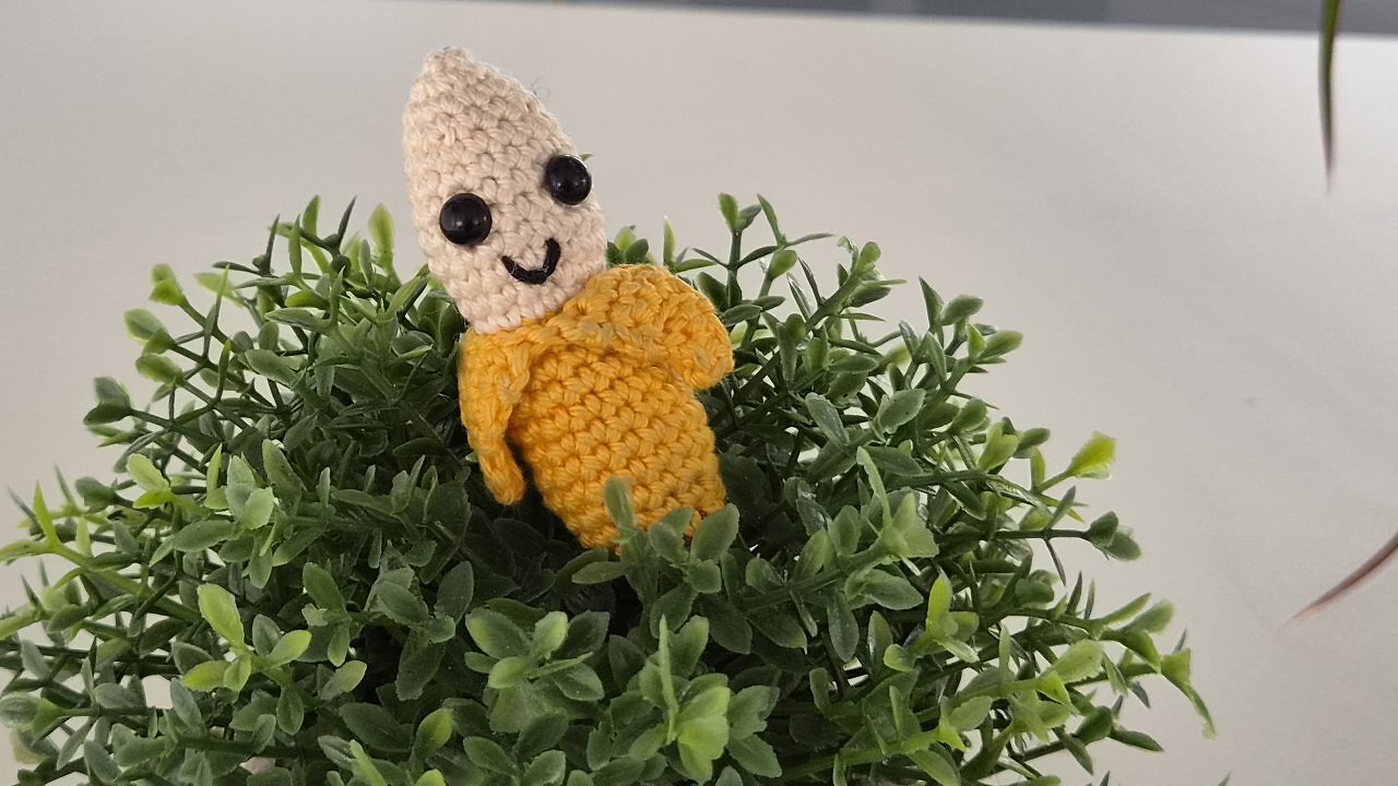 Eine geh&auml;kelte Banane auf einem Tisch