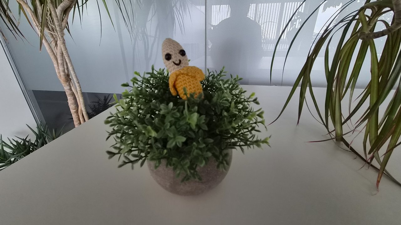 Eine geh&auml;kelte Banane auf einem Tisch