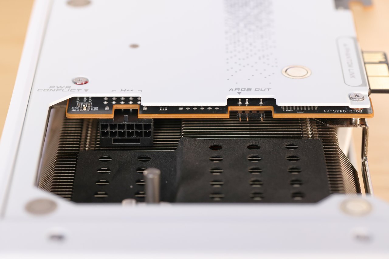 [27/04/2026] Sapphire Nitro+ RX 9070 XT & X870EA PhantomLink (17)
