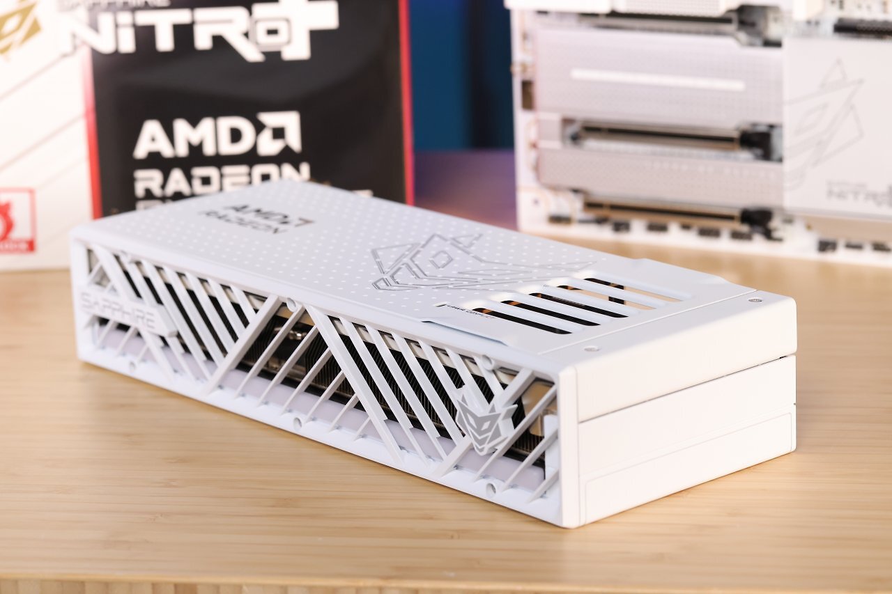 [27/04/2026] Sapphire Nitro+ RX 9070 XT & X870EA PhantomLink (18)