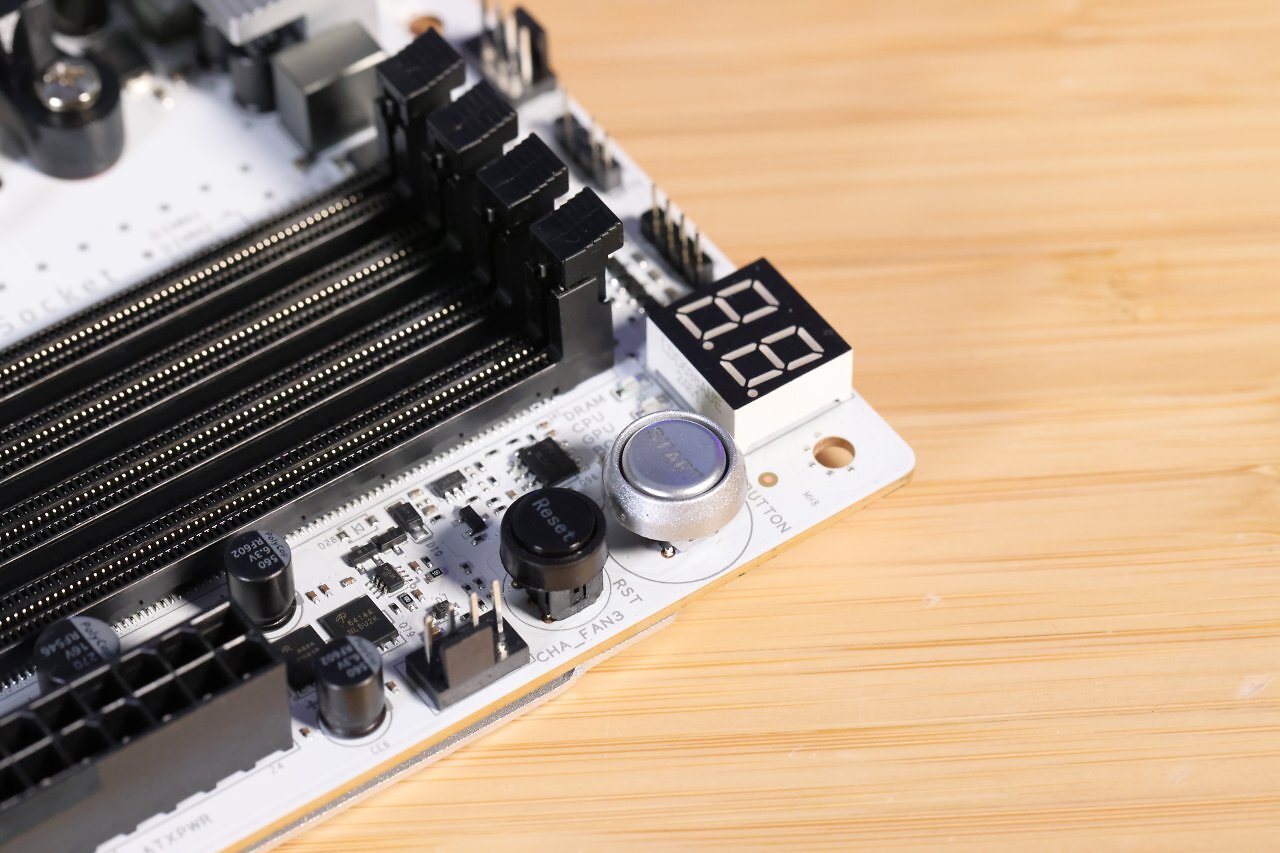 [27/04/2026] Sapphire Nitro+ RX 9070 XT & X870EA PhantomLink (10)