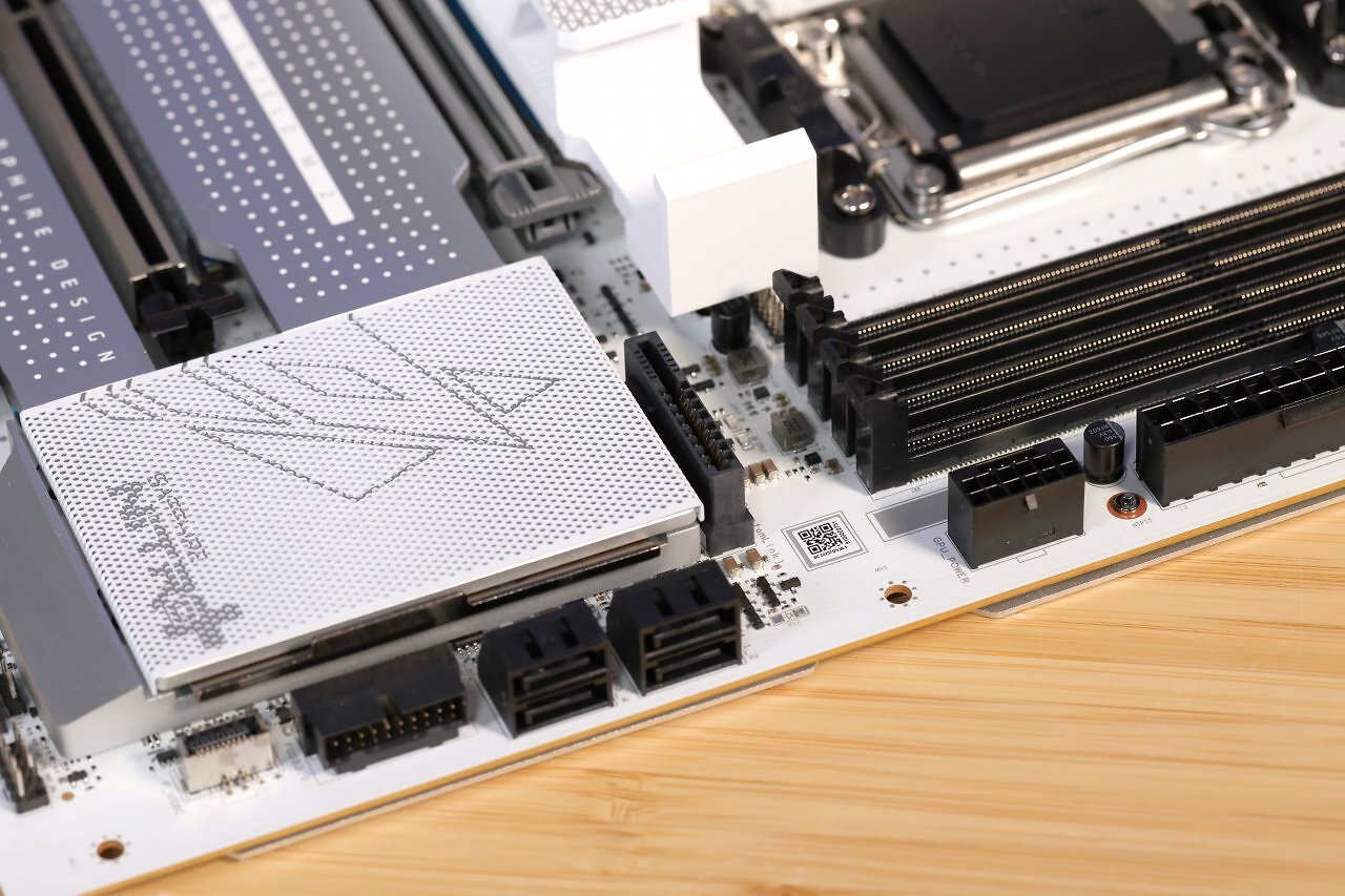 [27/04/2026] Sapphire Nitro+ RX 9070 XT & X870EA PhantomLink (3)