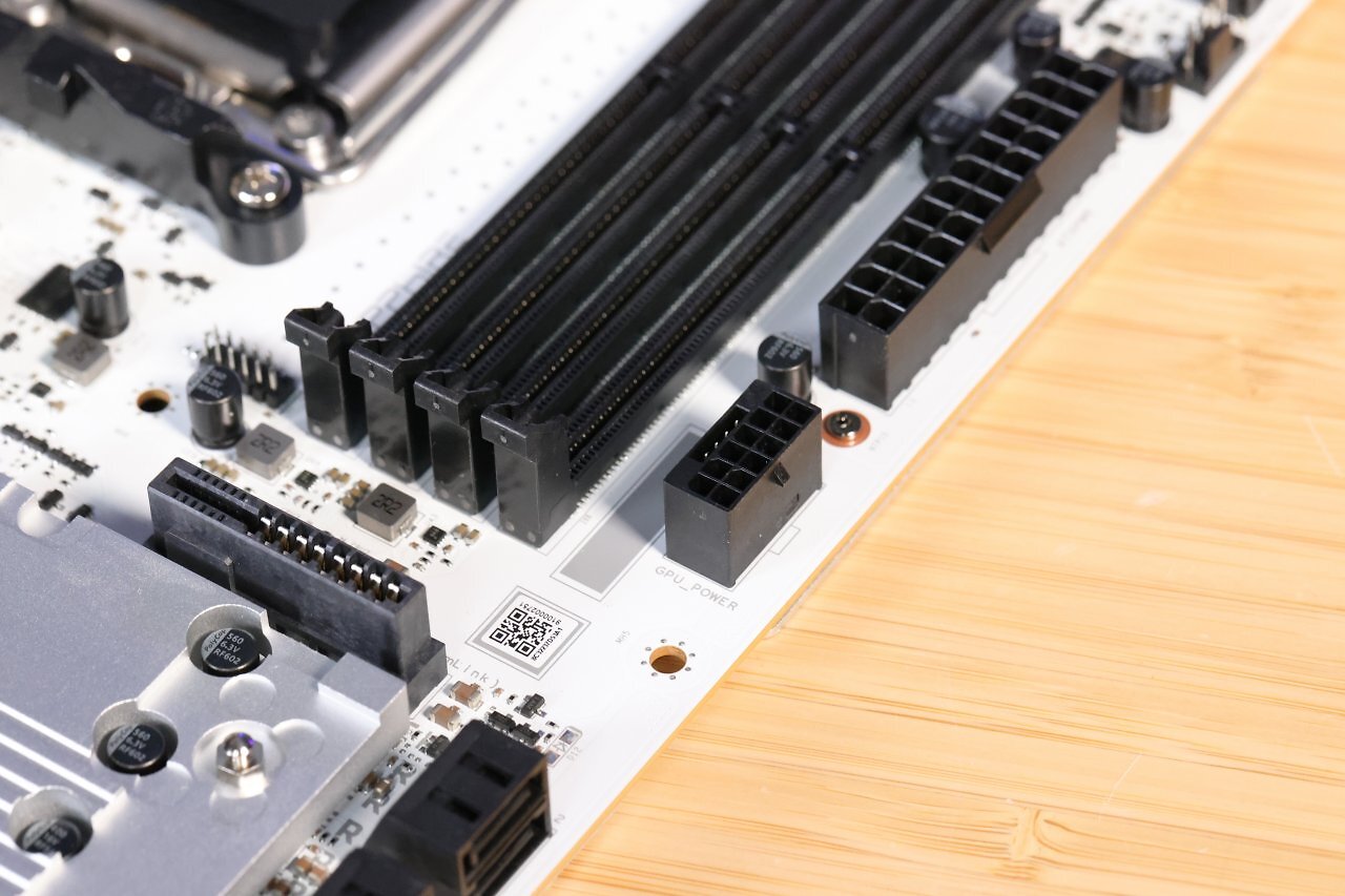 [27/04/2026] Sapphire Nitro+ RX 9070 XT & X870EA PhantomLink (8)