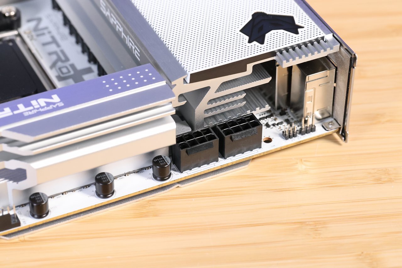 [27/04/2026] Sapphire Nitro+ RX 9070 XT & X870EA PhantomLink (9)