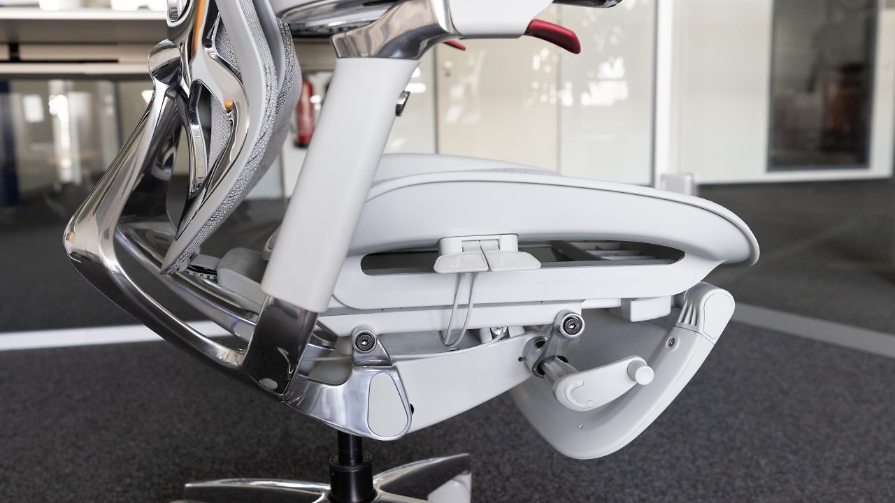 [26/05/2026] Seinem Preis von 1.000 Euro entsprechend, bestehen tragende Teile des Flexispot Apollo aus Metall. Dazu gehören das Fußkreuz, der Haltebügel für die Lehnenkonstruktion und der Automat der Synchronmechanik inklusive seiner Halterungen für die Sitzeinheit.
