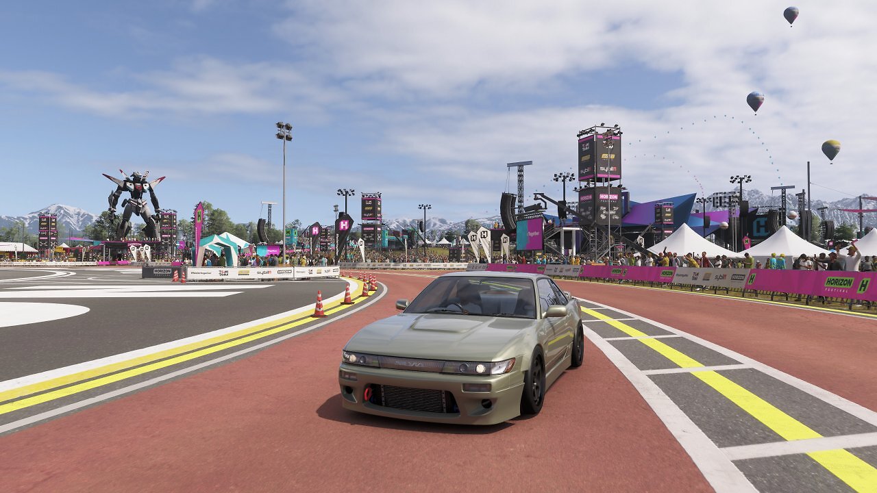 [12/05/2026] Einige der älteren Fahrzeuge, die bereits in den Vorgängern und deren Vorgängern und in Vorvorgängern genutzt wurden, haben mit Forza Horizon 6 endlich eine Überarbeitung samt moderner Modellierung und Texturierung erhalten. Bei Cabrios dürfen Sie zudem das Verdeck öffnen.