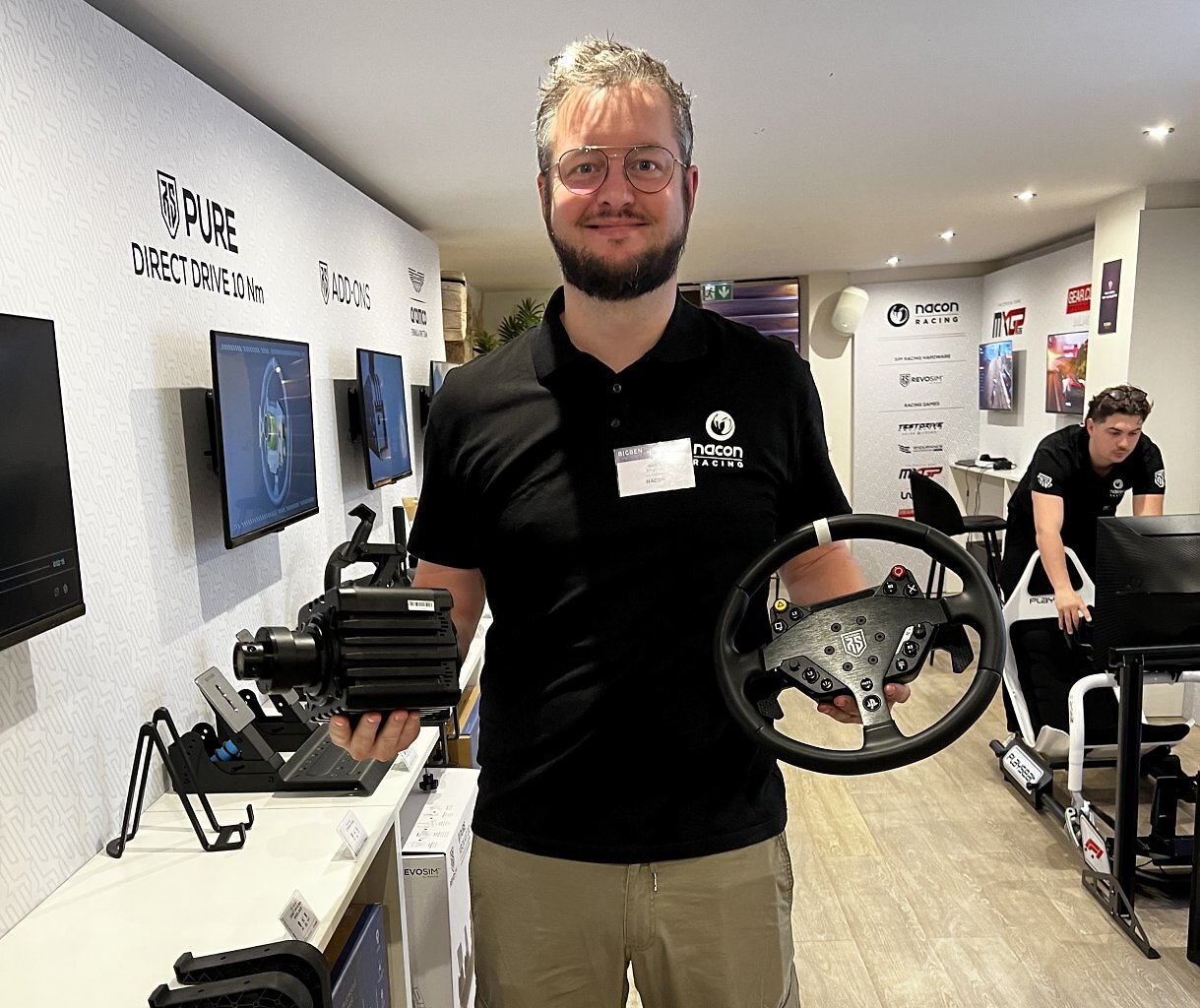 [28/05/2026] Sebastien Waxim, Head of Racing bei Revosim/Bigben, äußert sich in unserem Interview nicht nur über das Zusammenspiel aus Motor, Firmware und Software. Er stellt sich auch der Kritik der Sim-Racer am geschlossenen Ökosystem.